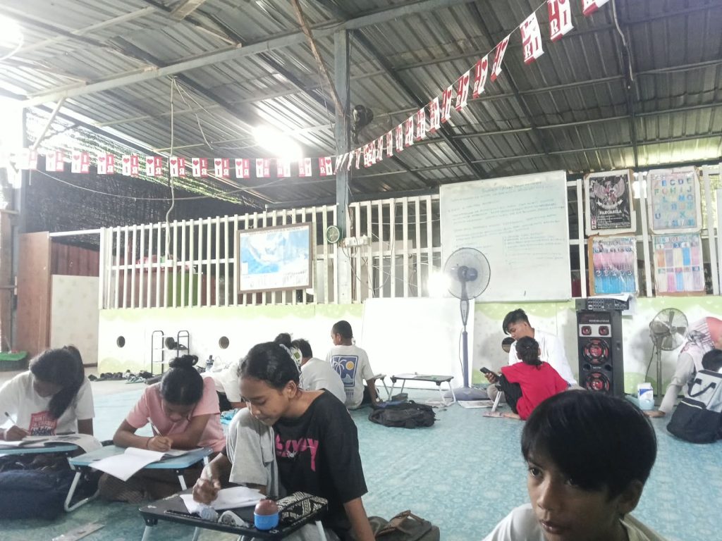 Peserta menulis refleksi sebelum pulang sekolah